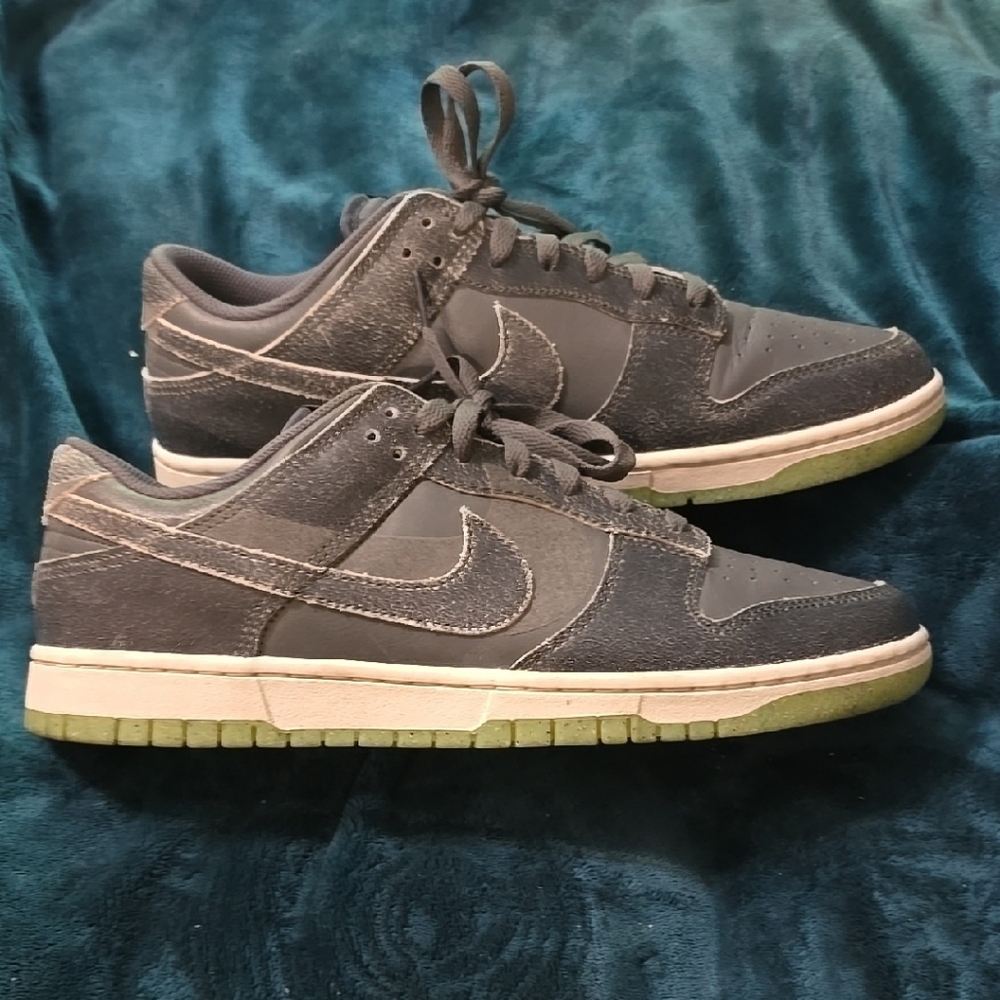 Nike Gray and Green Sneakers with Sleek Design